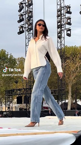 Kika Gomes n’a pas besoin de répétition! Le mannequin et compagne du pilote Pierre Gasly fait le show aux répétitions du défilé L’Oréal à Paris. #kikagomes #pierregasly #parisfashionweek #tiktokfashion