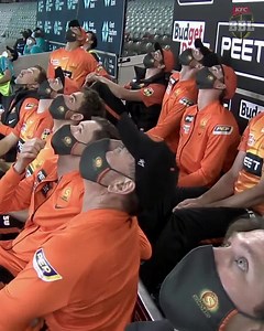 The Perth Scorchers had a perfect reaction to this massive Mitch Marsh six 😆 | BBL