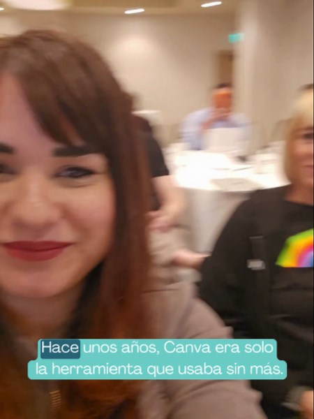Volver a Canva Create por segundo año no es solo viajar a Los Ángeles Es estar dentro de donde todo se está construyendo ✨ Ver las novedades antes de que salgan, hablar con los equipos que están creando la herramienta y entender hacia dónde va Canva de verdad. Y hay algo que me llevo muy claro de aquí: Canva cada vez hace más por ti Pero eso no significa que tu contenido mejore. Porque la diferencia no está en lo que Canva puede hacer. Está en cómo lo usas 🔥 Durante estos días te iré enseñando 