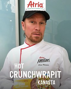 Atria Mestari Jame kokkaili rapeita kanawrappeja, jotka valmistuvat näppärästi pannulla. Täytteiksi laitetaan mm. itse tehtyä cheddar-juustokastiketta sekä Murea & Nopea -kanasuikaleita, jotka sopivat tähän kuin nakutettu. Rouskuvaa rapeutta tuovat nachot. 🤩 Katso helpot ohjeet videolta. Reseptin löydät myös alta. Meneekö testiin? Hot Crunchwrapit kanasta 100 g cheddarjuustoa raasteena 1 dl kermaa (1 tl vahvaa chilitahnaa) 4 isoa tortillaa 1 pkt (250 g) Atria Murea & Nopea -kanasuikaleita 2 rkl