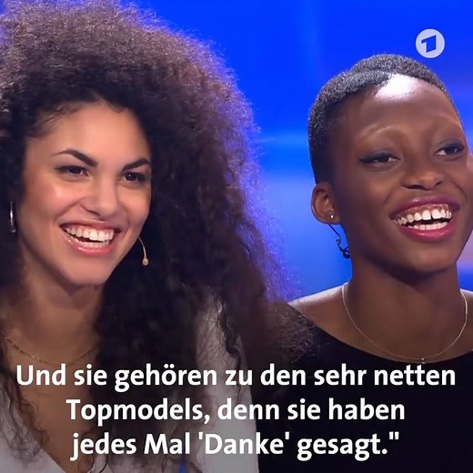 Die Models Toni Dreher-Adenuga und Julianna Townsend als "Team Laufsteg" beim Quizduell im Ersten! Der Quizduell-Olymp, jeden Freitag um 18:50 Uhr im Ersten: www.DasErste.de/quizduell | ARD Mediathek