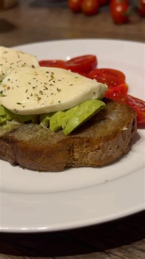 Garlic Olive Oil Avocado Toast with Mozzarella 🥑✨ Easy & Addictive Recipe