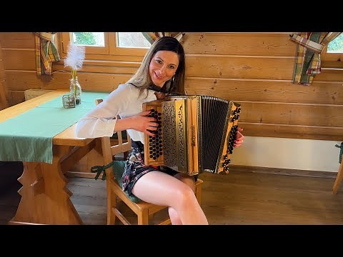 Claudia Hinker spielt den "Steirischen Brauch" auf ihrer Steirischen Harmonika