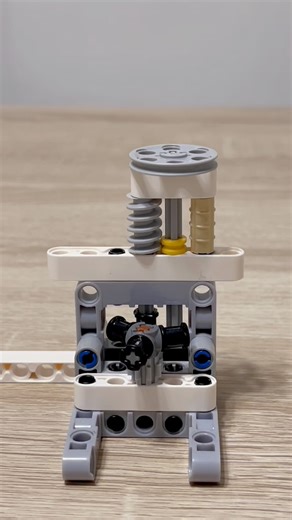 Manually Driven Lifting Mechanism Using a Worm Gear #lego #legotechnic #gears #legotips #mechanism #creative | Bricks Master Builders