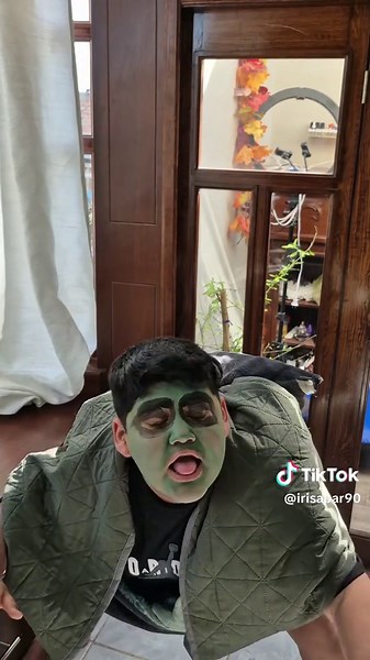 Practicando el disfraz de tortuga para primavera