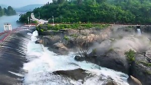 Walking into the Bailongmiao section of the Qihe River, Hebi City, Henan Province, the hills are green and the water is gurgling. Standing on top of the hill, it is as if you are in a poetic picture. | Discover Henan