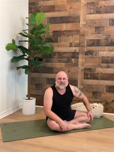 Why You're Doing Sit-Ups Wrong ❌ in Hot Yoga I explain why the sit-up transition in hot yoga class isn't actually about ab strength. We talk about how this movement is designed to wake you up and bring you back to life after deep relaxation, preparing your body for the next pose. I also share an important modification for anyone with back pain or injuries—simply roll to the side and push yourself up instead. Follow @YogaWithCopper to train the right way. 📘 Learn the full system - get my book: T