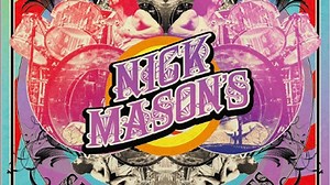 ピンク・フロイド、名曲「吹けよ風、呼べよ嵐」をニック・メイスンのニュー・バンドが再現＆日本盤のみの封入特典ポスター絵柄も初公開