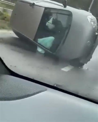 Περίεργο τροχαίο με ΙΧ που περνά διαχωριστικό και τουμπάρει στο αντίθετο ρεύμα στην Αρτέμιδα Σπάτα