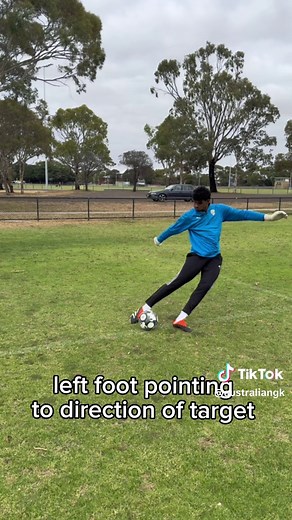 Mastering Goal Kicks: Key Techniques for Goalkeepers