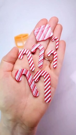 This candy cane stripe silk screen is so versatile! I can imagine a lot of different uses for these stripes! #lastyearmemories #candycanes #candycaneearrings #christmasclay | The Clay Impress
