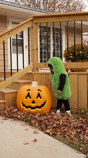 hailey miller on Instagram: "after almost a month of asking rory what she wanted to dress up as… she only had one consistent answer every time… and today her dream of being a pickle came true! she literally had the time of her life running around in her costume ALL day. (it’s now 10pm as i’m writing this and she just finally took it off for the day) why do i have a feeling this might be her new favorite outfit? 💚🎃 #happypickleday"