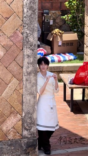 Nhiên hướng nội đi show năng lực xã hội ngày 1 cạn kiệt. Phải đợi Lu tỷ nhắc bài chào fan 😆😆#chuducnhien #zhouyiran周翊然 #saohoangu #keeprunning