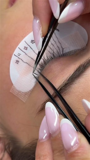 Do a full and fluffy volume lash set with me ✨💕￼