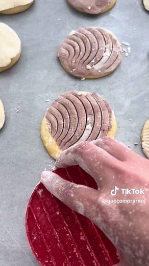 Making Mexican Conchas at Home: Easy and Delicious Recipe!