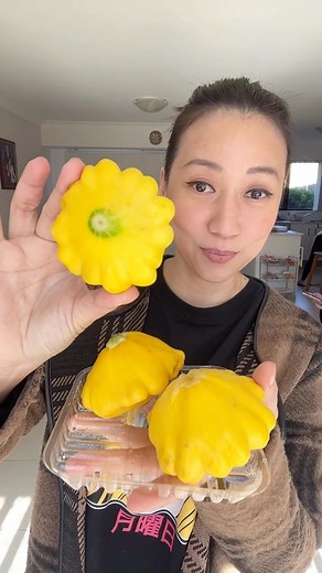 Christina on Instagram: ". AKHIR E ADA YG DIBILANG GA ENAK JG 🤣😂 Nemu Yellow Squash tp bentuknya kayak UFO .. lucu ya padahal biasanya panjang2 gitu. Ini tuh mirip kayak zucchini tp lbh crunchy .. mmg bisa dimakan langsung cuma lbh enak yo dimasak krn masih ada langu2nya. Nah kali ini oma bilang ga enak 🤣😂 .. soalnya mmg oma ga gitu suka sayuran mentah Coba kasitau ini masak yellow squash gimana?"