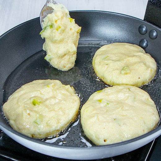 Nach Omas Rezept - fluffige Pfannkuchen mit 2 Äpfeln, mit Kefir! Zutaten: Grieß - 400 g Kefir - 300 ml Zucker - 20 g Eier - 2 Stück Salz - 2 g Backsoda - 5 g Äpfel - 2 Stück | Schmackhaft.tv