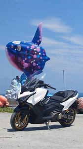 陪你大街小巷 與你窮鄉僻壤 𝐀𝐊 𝐏𝐫𝐞𝐦𝐢𝐮𝐦 𝟓𝟕𝟓 預購前300台送ohlins後避震器 精品大禮包 👉AK專屬橫桿、行車記錄器、煞車拉桿、前牌架等 (市價約25,000元） | CyberRider 騎趣網