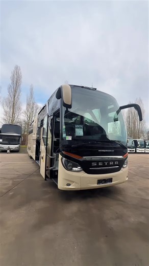 🤩 #forsale ↘️ Setra S 516 HDH | 13.4M | Glass Roof | Panoramic Roof | Excellent Condition | 2020 | #25001 Premium touring at its finest. This Setra S 516 HDH (2020) combines power, comfort and an impressive panoramic glass roof maintained in excellent condition and ready for immediate service. 🔹 Highlights • Glass Dach / Panoramic Roof • HDH high-deck comfort • Automatic gearbox retarder • Euro 6 🔹 Specs • Year: 2020 • Mileage: 438.379 km • Engine: Mercedes — 475 HP (350 kW) • Length: 13.4 m 