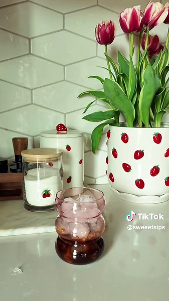 Been loving banana cream cold foam lately 🍌🤤 #homecafe #icedlatte #bananacream #latterecipe