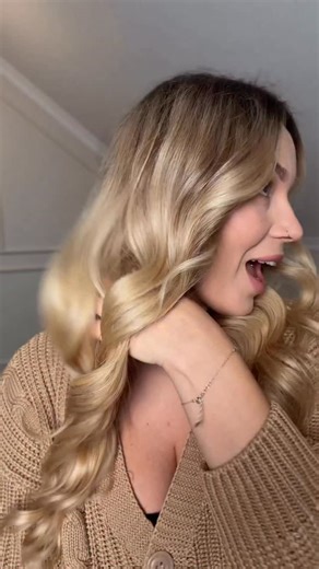 1.7K views · 13 reactions | Dzis wrzucam cos innego! Szybki tutorial na loki ✨ Często dostaje pytania, jak robie loki, także stwierdziłam, ze zrobię wam szybki tutorial! U mnie loki zrobione tym sposobem potrafią trzymać się na spokojnie 2 dni 懶 Produkty których użyłam to termoochrona i olejek wygładzający od @onlybio.life #tutorial #onlybio | WBrzózka Make-up | Facebook