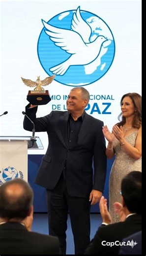 🕊️ En 2019, Adolfo Pérez Esquivel, Nobel de la Paz 1980, reconoció a Rafael Correa por su compromiso social y liderazgo en América Latina. Un gesto que destaca su influencia continental y su lucha por la justicia social. | Rafael Correa fans