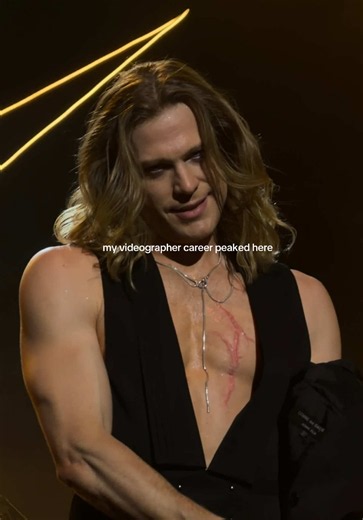 Live performance from the Vampire Lestat - Sam Reid 🤤 #thevampirelestat #annerice #samreid #celebritysighting #interviewwiththevampire