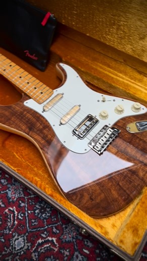 Hr Guitars Sklep on Instagram: "Fender Rarities Flame Koa Top Stratocaster wykonany w 2019 roku w USA. Limitowana edycja kilkuset egzemplarzy. Gitara jest w świetnym, oryginalnym stanie. Korpus jest jesionowy z wzorzystą nakładką KOA, gryf to klon Quarter-Sawn European Maple, radius podstrunnicy 9.5”. Pickupy to single Tim Shaw Hot ’59 Strat® with Gold Foil Covers i humbucker Tim Shaw-Designed Pickup with Filter’Tron Cover. W komplecie jest oryginalny futerał i dodatki producenta. Gitara brzmi i
