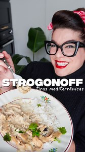 Strogonoff é presença assídua em minha casa. É simples de fazer e gosto da cremosidade e da versatilidade do prato. E como ando fã dos produtos @garden_gourmet_pt desta vez fiz Strogonoff com as Tiras Mediterrânicas, que são bem gostosas e já trazem um temperinho bom. Em menos de nada têm uma refeição saborosa, reconfortante e nutritiva. Ingredientes: - ⁠azeite - ⁠1 cebola - 150g de cogumelos - 1 dente de alho - ⁠1 folha de louro - ⁠1 embalagem de tiras Mediterraneas @garden_gourmet_pt - ⁠1 copo