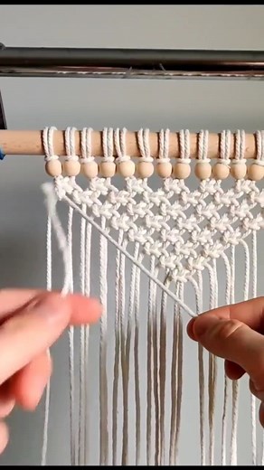 💡¿Quieres aprender una habilidad única y relajante? Nuestro curso online de macramé es perfecto para ti. 🌟 Descubre cómo crear piezas de arte tejidas con tus propias manos. ¡Regístrate hoy y comienza tu viaje creativo! LINK con toda la información en nuestro PERFIL ✅ #MacraméRelax | Curso Online Macramé