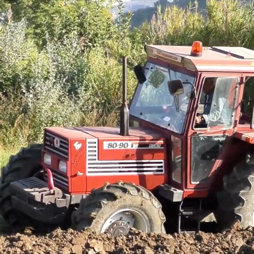 This old tractor is amazing at field | Big Machines