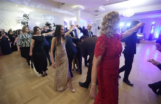 Rekordowa studniówka ZS nr 1 w Rzeszowie. 12 polonezów w Rezydencji Alabaster!