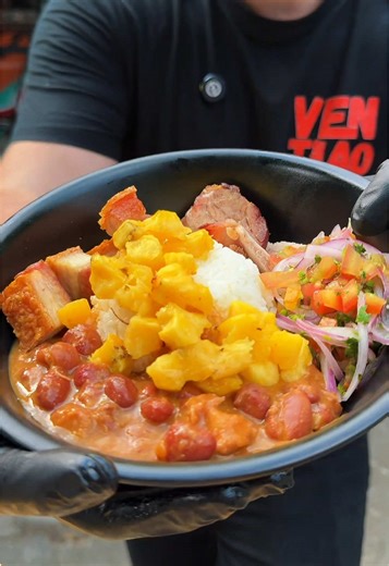 ¿Ya sos testigo de nuestro Frijolazo Ventiao? Un bowl POTENTE: frijoles con notas dulces, arroz, madurito, ensalada fresca y 100 gramos de proteína a tu elección. 👉Bondiola 👉Chicharrón 👉O con todos los poderes: MIXTO Y pa’ cerrar como se debe… agua panela de 12 oz 😏 Perfecto pa’l almuerzo, pa’ recargar energía o pa’ darte ese gustico. ¡llegate ve! • Cali es Ventiao🔥 📍CC UNICENTRO 📍Santa Monica AV6BIS# 28N-73 📍El Ingenio Calle16# 84-03 📍Menga Primax ⛽ 📍CC Gran Comercio (Centro) #cali #c