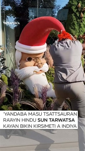 TRT Afrika Hausa on Instagram: "Masu tsattsauran ra'ayin kishin addinin Hindu sun tarwatsa adon da aka yi na bukukuwan Kirsimeti suna rera taken kishin ƙasa a wani rukunin shaguna a Chhattisgarh a Indiya, a ranar 24 ga Disamba."