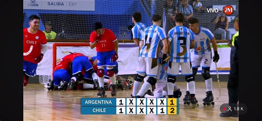 ¡CHILE CAMPEÓN! 🔥🧨😎 La selección chilena de hockey patín masculino 🏑🇨🇱 se coronó campeona panamericana 🥇 en San Juan 🇦🇷, luego de vencer a Argentina 🇦🇷 en penales (2-1). El duelo había terminado igualado 2-2. En la tanda de penales anotaron Felipe Castro y Felipe Márquez, mientras que el héroe fue el arquero Joaquín Pinares 😎 🥅 al contener el último disparo del dueño de casa. Además, Chile sumó platas 🥈 en sub 19 masculino, sub 19 femenino y adulto femenino. ¡Felicidades a todos! �