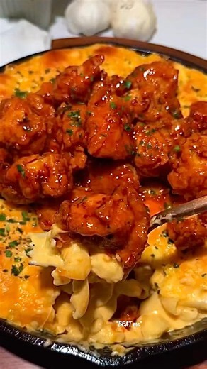 Creamy Mac & Cheese Meets Crispy Spicy Chicken 🤤 #pasta #fyp #cheese #explore #recipe #chicken