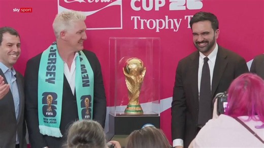 "Schweini" präsentiert WM-Pokal in New York