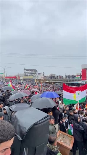 مدينة Qaladz بجنوب إقليم #كوردستان تنتفض من كبيرها إلى صغيرها رغم الأمطار دعما لأهالي روج آفا كوردستان ❤️☀️💚