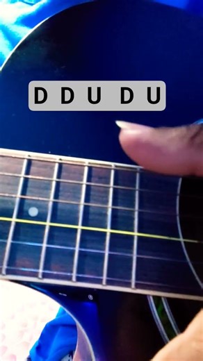 EASY Strumming PATTERN 🎸 🎶 #shorts