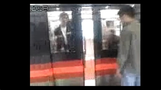 （转载 最绝的绝版）北京地铁1号线 早期杵子SFM04上线 老V DKZ4（东洋GTO，两车的车号未知）出复兴门站，视频拍摄于2009年