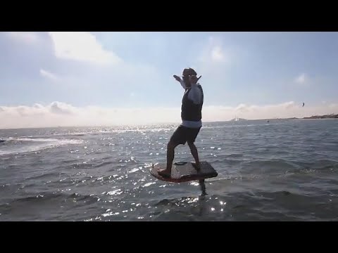 What is foil surfing? Catch even the smallest wave with the new craze