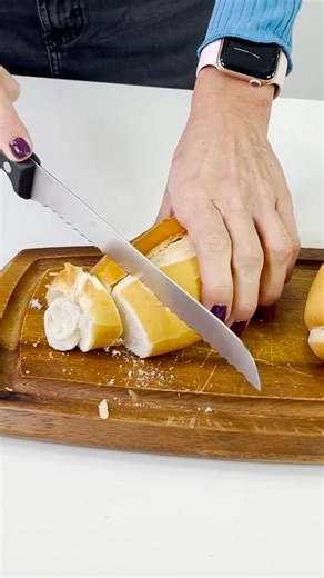 ¿Tienes pan duro en casa? ¡Prepara esta receta FÁCIL! INGREDIENTES: - 3 panes - 1/2 tarro de crema de ricotta - 3 huevos - 1/2 vaso de leche - 200 g de jamón picado - Sal - Pimienta negra - Hierbas aromáticas - 300 g de mozzarella picada - 1 tomate picado - Orégano. PREPARACIÓN: Cortar el pan en rebanadas y colocarlas en una fuente, cubriendo también los laterales. . En un bol, mezclar la crema de ricotta, los huevos, la leche y el jamón hasta obtener una mezcla homogénea. Sazonar al gusto y roc