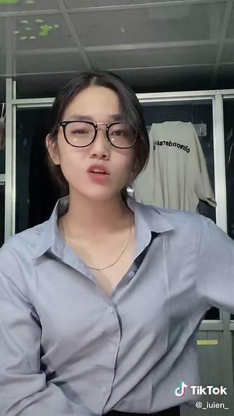 Body Language Tips: Effective Hand Gestures in Communication