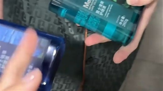 姐妹们，这款按压式免安装门挡真的太实用了！家里有老人小孩再也不怕夹手，随手一按轻松固定，保护家人安全超省心～