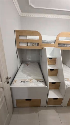 2+1 85 M2 evde üç erkek kardeş büyüdük. İkili bir ranzamız var. Annem üst katta beni yatırıyor. İnip çıkmaktan usanmışım. Kardeşim bir gün geldi abi alt ranzayı bana kaça satarsın dedi. Kaç paran var dedim. Söyledi. Geçmiş gün hatırlamıyorum ama diyelim 2000 TL olsun. 1500 ü