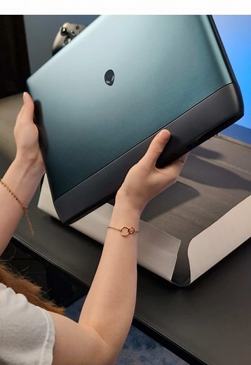 Unboxing the Alienware Area-51 Gaming Laptop