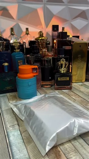 Yasmina | Perfumes on Instagram: "Elegir perfume sin probar es tirar plata. Probá 6 fragancias y pagá solo 4. Las usás en tu piel, comparás y listo. Más de 120 opciones para elegir sin error. Envíos gratis a todo el país. Hasta 3 cuotas sin interés. La forma inteligente de comprar perfume es esta. Entrá ahora y armá tu combo. #Decants #Perfumes #6x4 #Fragancias #ComprasOnline"