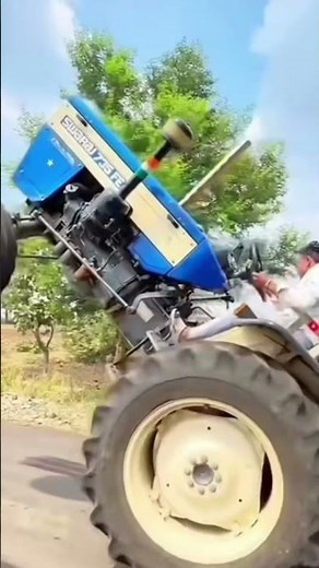 Funny tractor accident 🤣 | #tractorvideo #accidente #funnyshorts #funnyaccident #tractoraccident