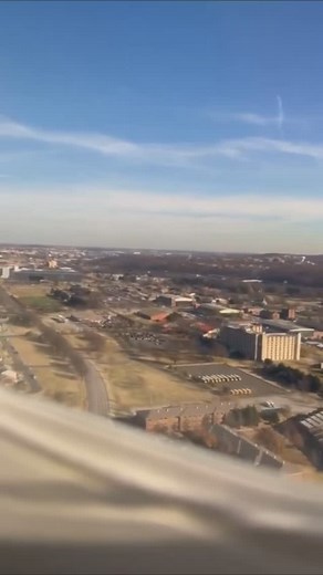 Radar plot showing what happened on the flight #AA5342 And here is what the approach to runway 33 at #DCA #ReaganNational looks like during the day 🔴 Update on the Washington Plane Crash Authorities have confirmed no survivors among the 67 people involved in the collision between American Airlines Flight 5342 (CRJ-700) and the military Black Hawk helicopter. Over 30 bodies have been recovered from the Potomac River, while search efforts continue under difficult conditions. Investigators have re