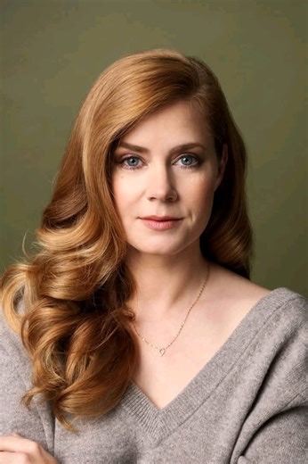 AMY ADAMS ❤️ #20agosto de 1974: Nació en Vicenza, Italia (estadounidense), Amy Lou Adams (Amy Adams), actriz de cine, teatro y televisión. Comenzó su carrera profesional como bailarina en una producción de teatro con cena de 1994 de A Chorus Line en Boulder, Colorado. Primer papel importante en cine fue la comedia dramática de Steven Spielberg "Atrápame si puedes" en 2002. Protagonizó "Enchanted"(Encantada) película infantil producida por Walt Disney Pictures en el año 2007. Nominada al Premio Ó